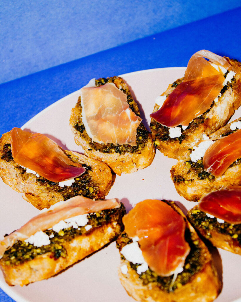 Bruschetta mit Prosciutto – knuspriges Brot mit italienischem Schinken, Olivenöl und traditionellen Aromen