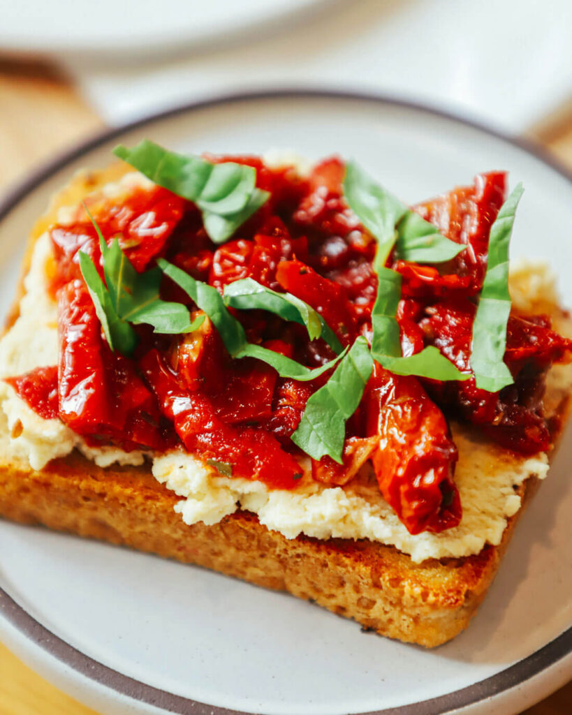 Bruschetta al Pomodoro Nahaufnahme – italienisches Antipasto mit frischen Tomaten, Basilikum und Olivenöl extra vergine