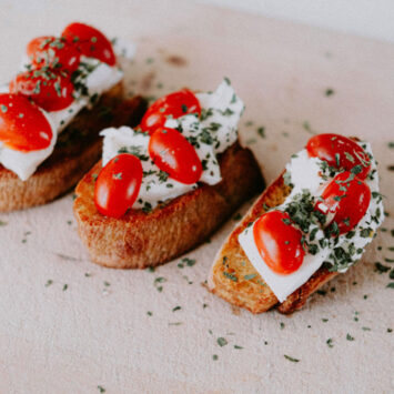 Bruschetta mit Tomaten und Käse – geröstetes Brot mit mediterranen Zutaten und frischen Kräutern