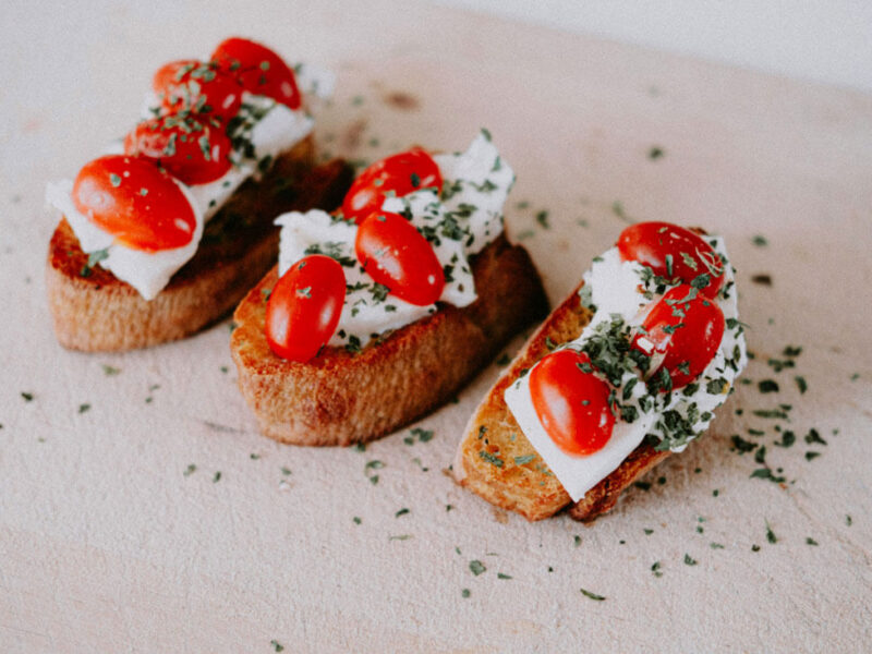 Bruschetta mit Tomaten und Käse – geröstetes Brot mit mediterranen Zutaten und frischen Kräutern