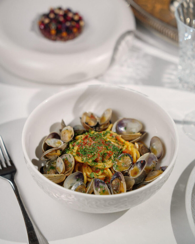 Spaghetti alle Vongole im Restaurant serviert – italienische Pasta mit frischen Venusmuscheln und mediterranen Aromen