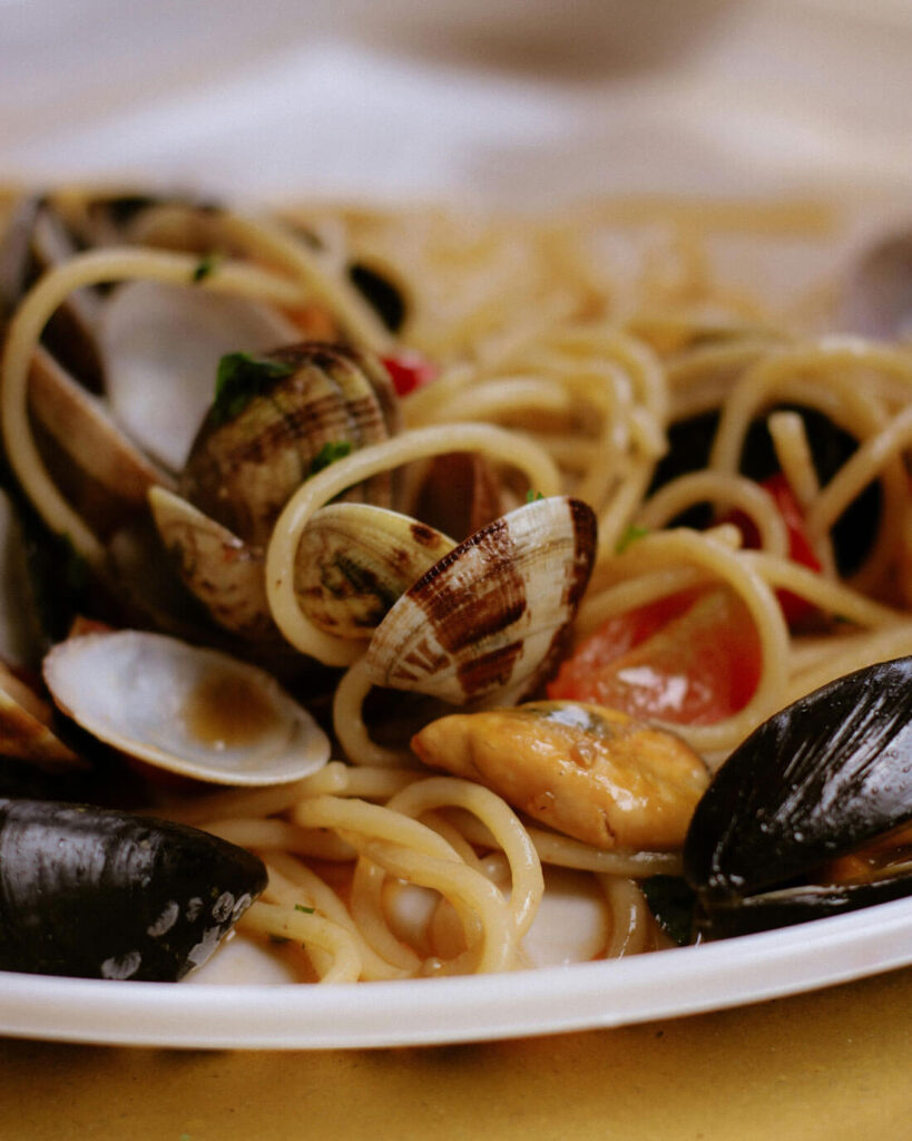 Spaghetti mit Vongole und Muscheln – mediterrane Pasta mit Meeresfrüchten und frischen Zutaten