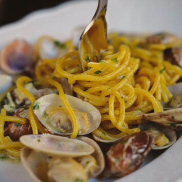 Spaghetti alle Vongole Original Rezept – italienische Pasta mit Venusmuscheln, Knoblauch und Olivenöl Nahaufnahme