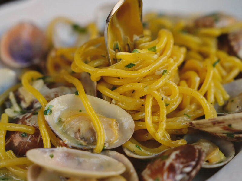 Spaghetti alle Vongole Original Rezept – italienische Pasta mit Venusmuscheln, Knoblauch und Olivenöl Nahaufnahme