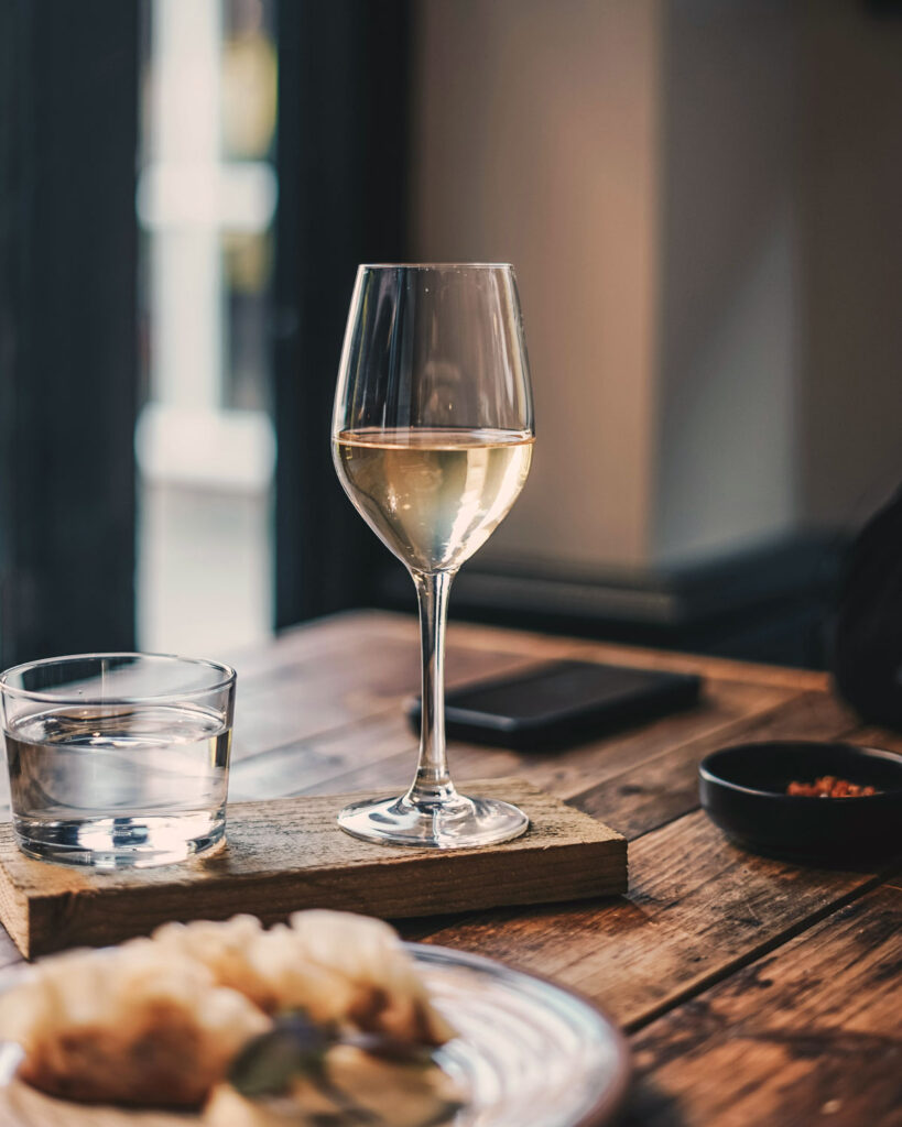 Vermentino Weißwein serviert am Tisch – mediterraner italienischer Weißwein perfekt als Aperitif oder zu leichten Gerichten