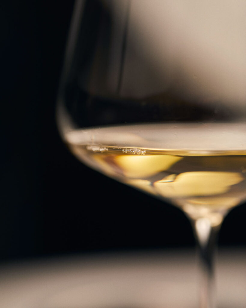 Nahaufnahme von Vermentino Weißwein – goldene Farbe, mineralische Struktur und frische Säure aus Italien