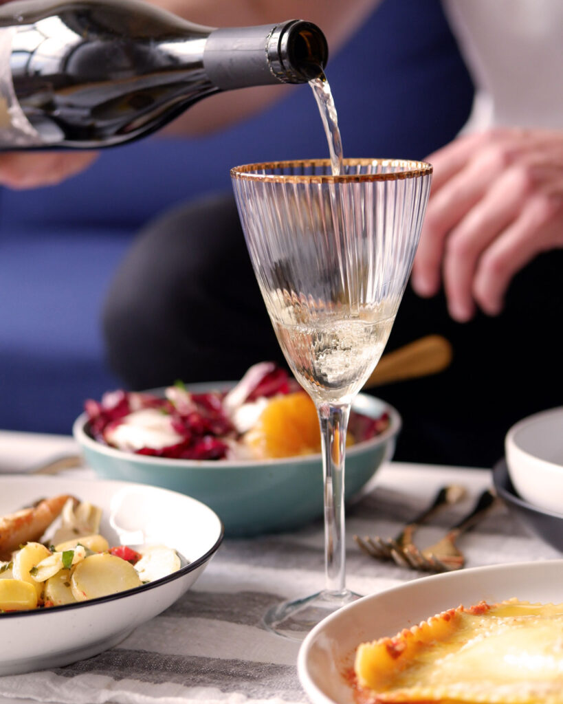 Vermentino wird eingeschenkt – italienischer Weißwein ideal zu Fisch, Meeresfrüchten und mediterraner Küche