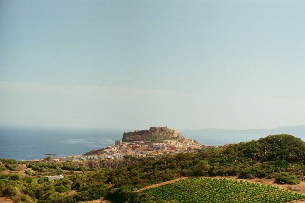Küstenlandschaft in Sardinien – mediterranes Klima mit Meer und Wind prägt den charakteristischen Vermentino Weißwein aus Italien