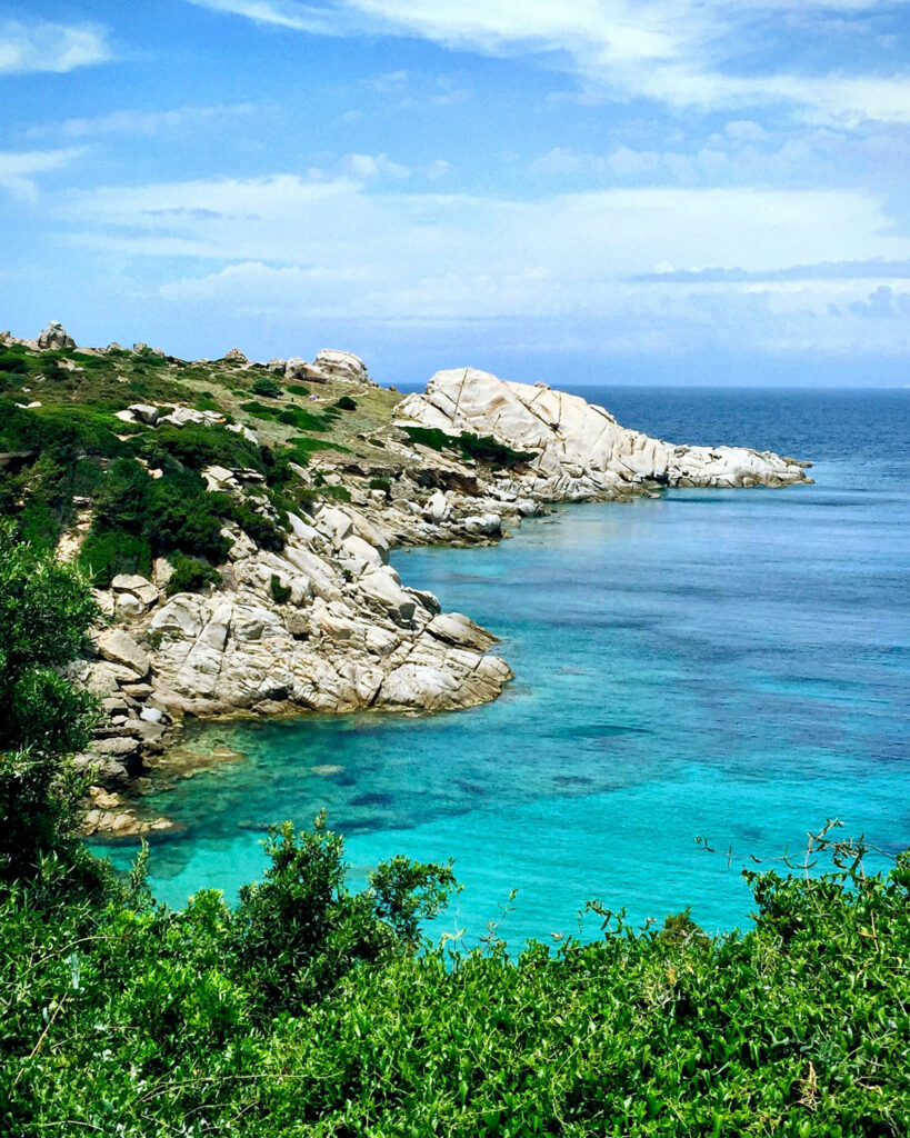 Felsküste im Mittelmeer mit türkisblauem Wasser – maritimes Terroir beeinflusst die Frische und Mineralität von Vermentino Weißwein