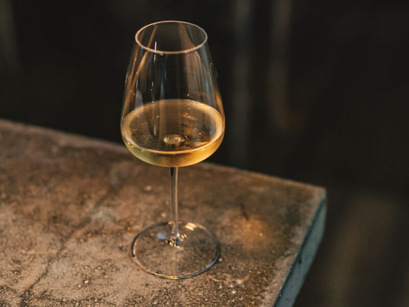 Vermentino Weißwein im Glas – italienischer Weißwein mit mediterraner Eleganz, mineralischer Frische und feiner Aromatik