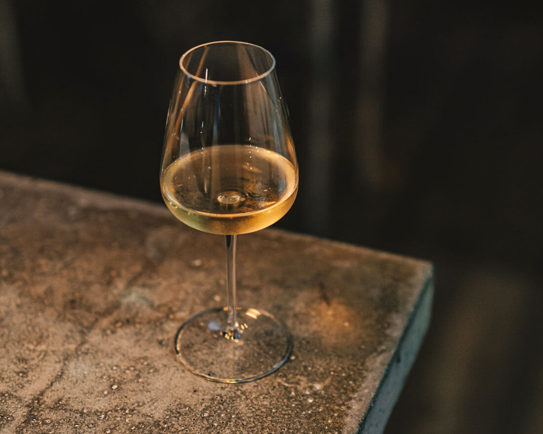 Vermentino Weißwein im Glas – italienischer Weißwein mit mediterraner Eleganz, mineralischer Frische und feiner Aromatik