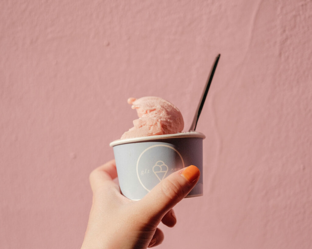 Italienisches Gelato im Becher – cremiges Fruchteis als klassische Spezialität der italienischen Eiskultur