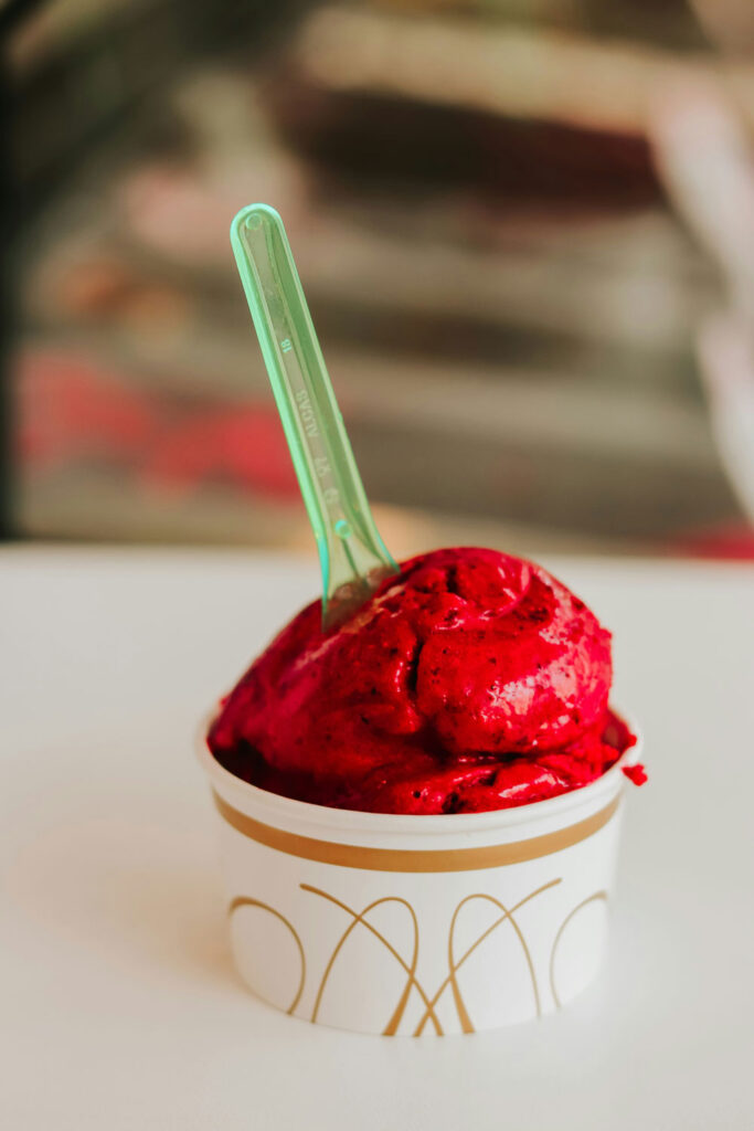 Fruchtiges italienisches Gelato im Becher – intensiv rotes Fruchteis aus einer traditionellen Gelateria