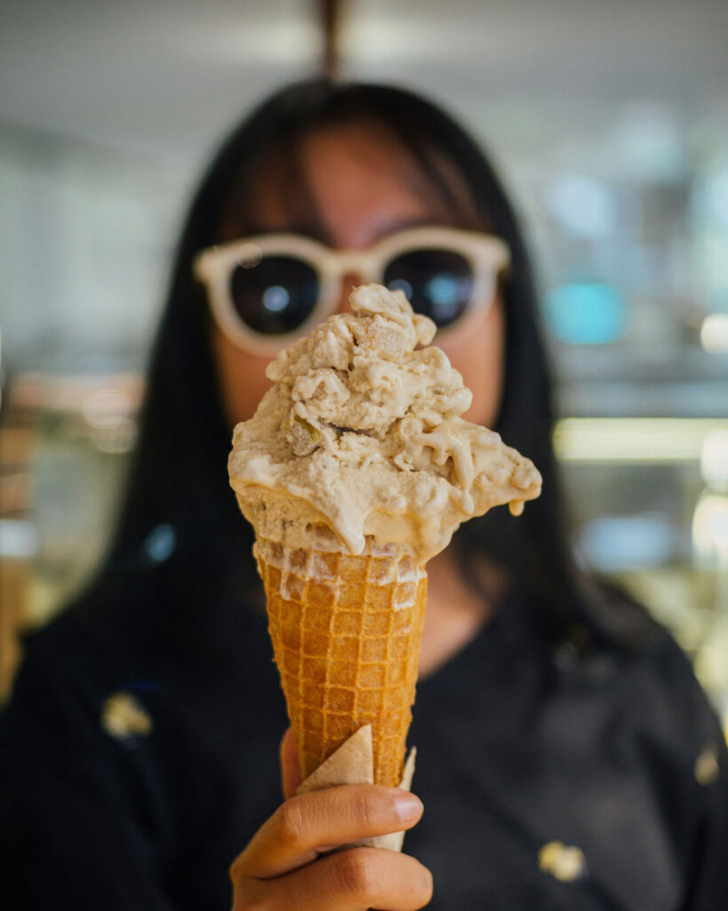 Cremiges italienisches Gelato in der Eiswaffel – handwerklich hergestelltes Speiseeis aus der Gelateria