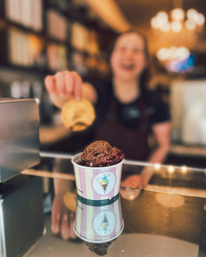 Italienisches Gelato im Becher – Schokoladeneis und Fruchteis in einer traditionellen Eisdiele
