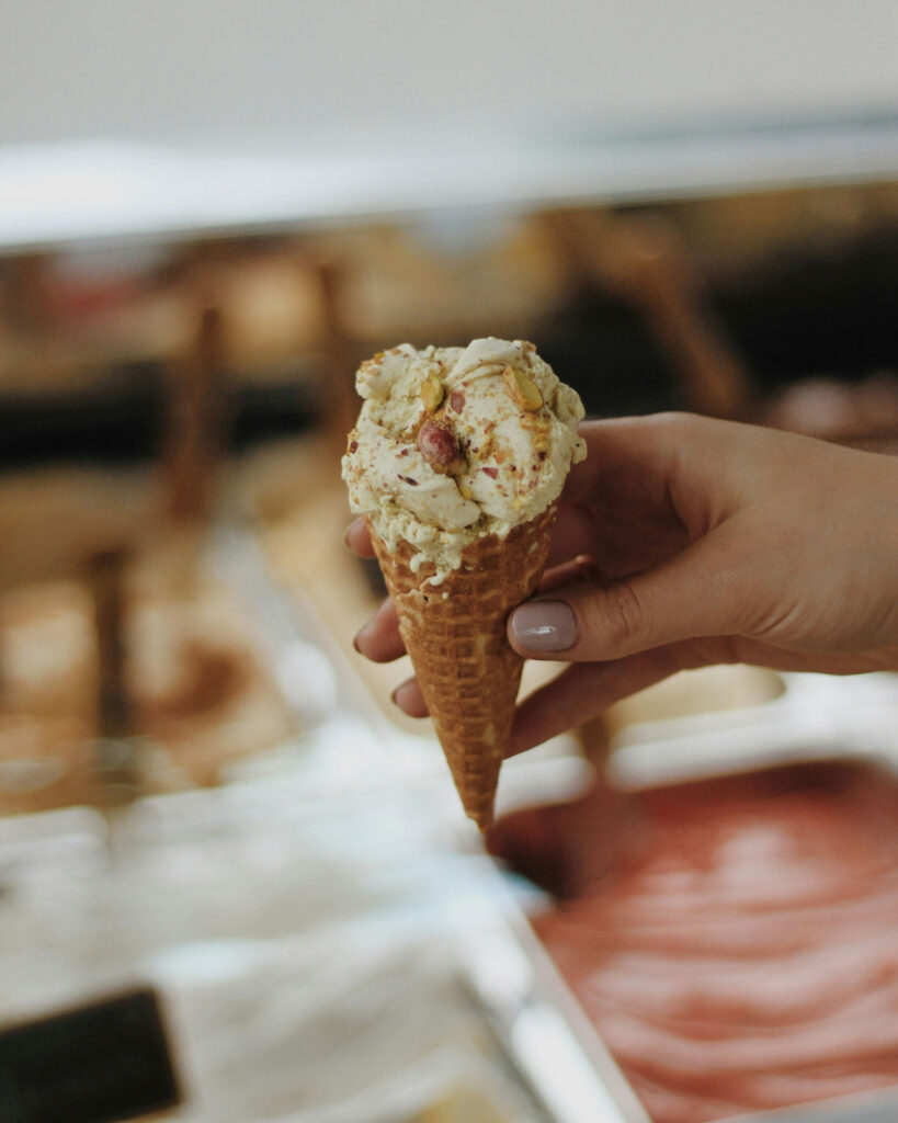 Pistazien-Gelato in der Waffel – cremiges italienisches Pistazieneis mit gehackten Pistazien