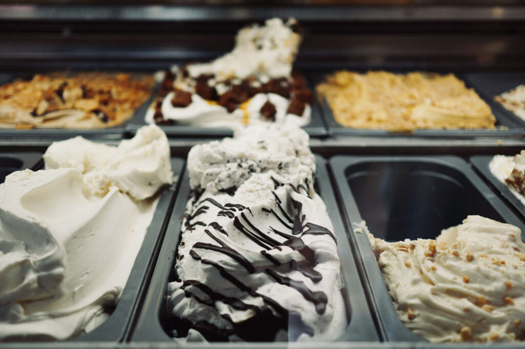 Traditionelle Gelato-Theke – verschiedene Sorten italienisches Speiseeis in einer Gelateria