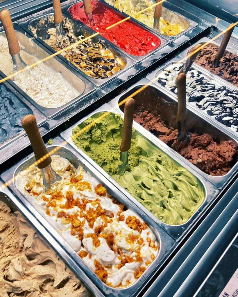 Traditionelle Gelato-Theke – verschiedene Sorten italienisches Speiseeis in einer Gelateria