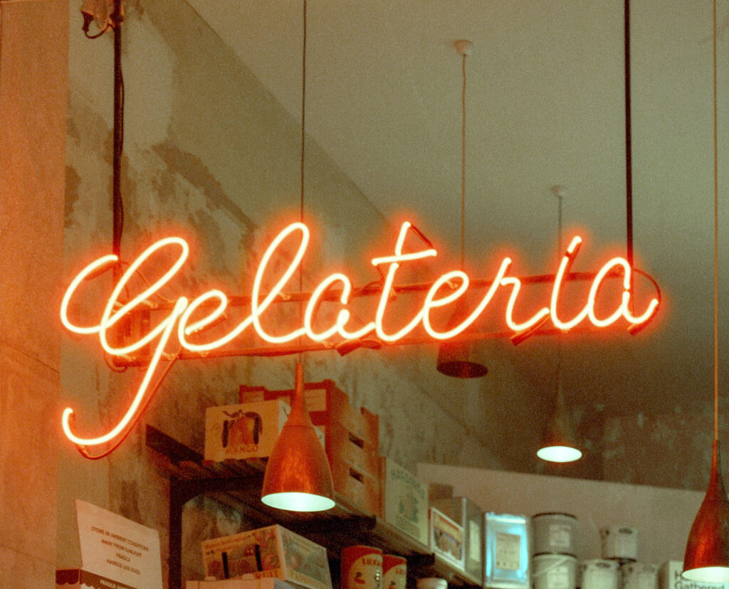 Italienische Gelateria – leuchtender Gelateria-Schriftzug als Symbol der italienischen Eiskultur