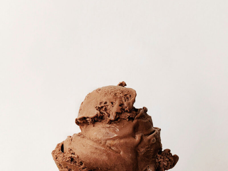 Schokoladen-Gelato in der Waffel – cremiges italienisches Schokoladeneis als klassische Gelateria-Spezialität
