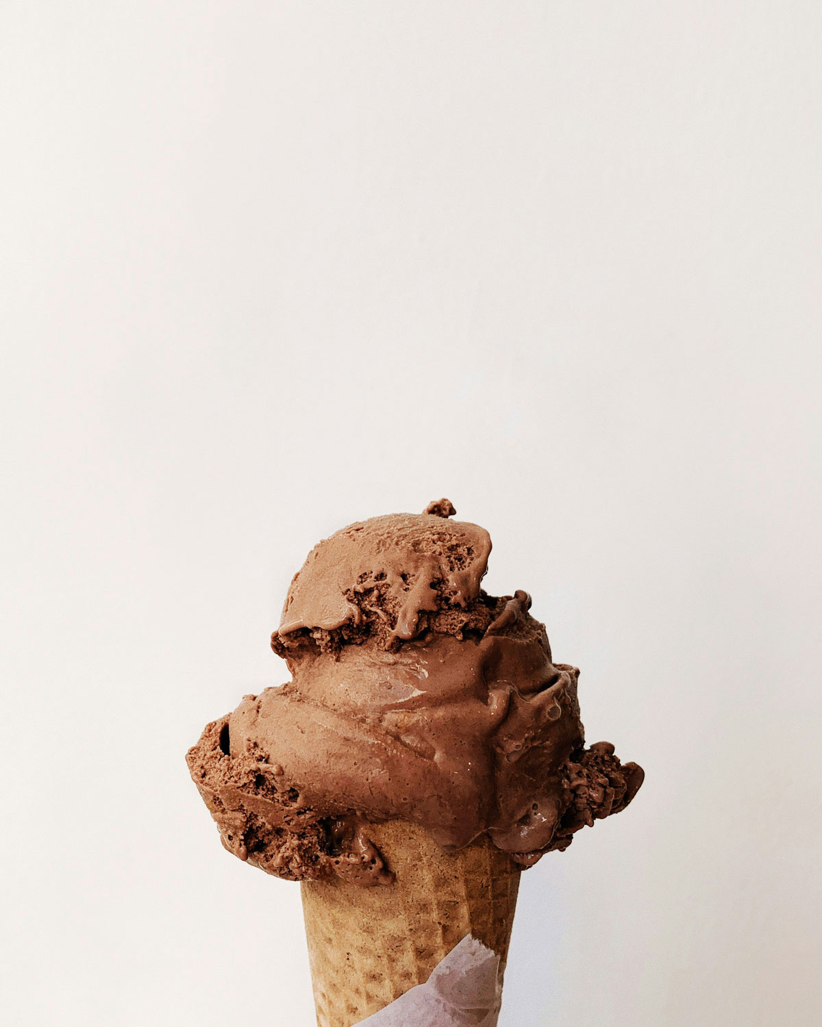 Schokoladen-Gelato in der Waffel – cremiges italienisches Schokoladeneis als klassische Gelateria-Spezialität